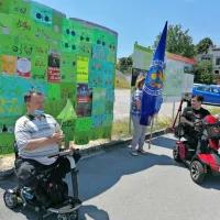 Predstavniki invalidov navijajo pred občinsko stavbo v Mirnu