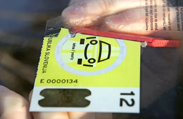 V začetku lanskega leta sta nadzornika Darsa na počivališču Povir jug ustavila romunski kombi, na 
katerega voznik ni pravilno prilepil vinjete. Od d njega naj bi zahtevala 100 evrov podkupnine. 
