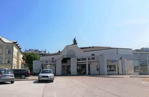 Sedanjo avtobusno postajo v Postojni bi novi lastnik podrl in na 
njenem mestu zgradil poslovno-stanovanjsko stavbo z 22 do 24 
stanovanji in parkirišči.