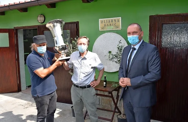 Zmagovalni pokal za oljkarja Vanjo Dujca
