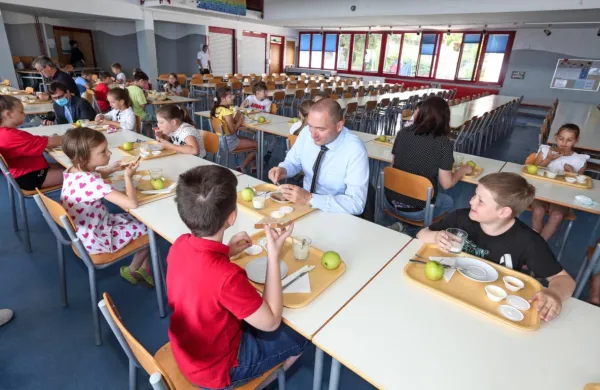 Kmetijski minister Jože Podgoršek je zajtrkoval skupaj z učenci koprske Osnovne šole Antona Ukmarja.