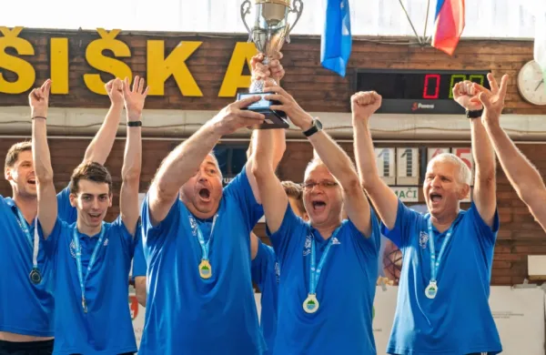 Lani so  pokal za zmagovalce dvignili balinarji sežanske Skale.

