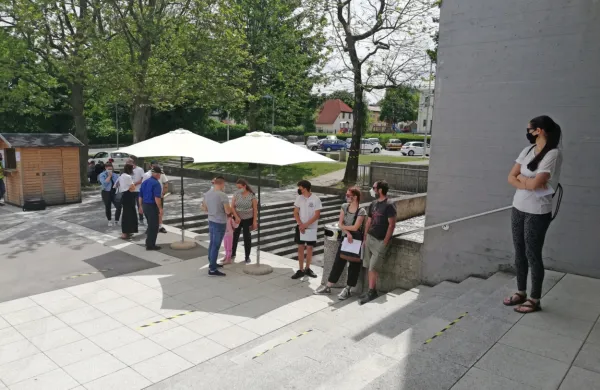 V vrsti  za množično cepljenje v Pivki so včeraj prevladovali 
mlajši.
