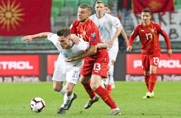 Makedonci (v rdečih dresih) bodo svojo krstno tekmo na evropskem prvenstvu odigrali jutri proti Avstriji.
