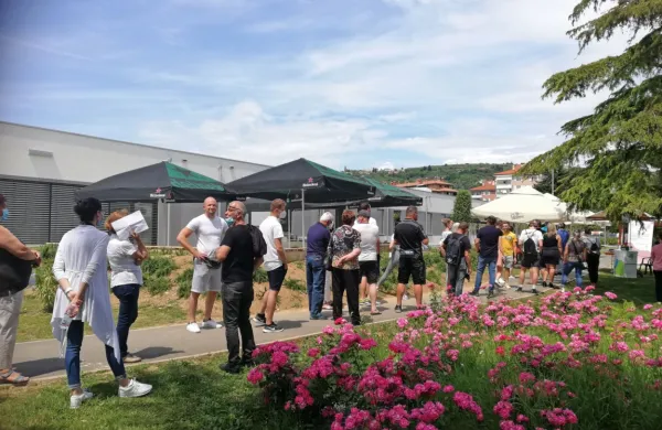 Vrsta, v kateri so občani Pirana čakali na prejem cepiva, je 
izzvenela že po dobre pol ure. 