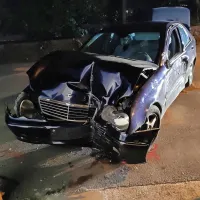Mlajši voznik začetnik je trčil v zid, hidrant in nazadnje v hišo. 