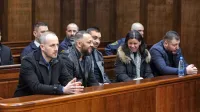 Trije  romunski državljani ne bodo sedli na zatožno klop skupaj z ostalimi obtoženimi v zadevi Marina 
(prvi na   levi  Dejan Šurbek, med njimi pa sodna tolmačka).