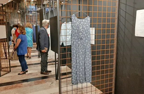 Zapisane izpovedi žrtev spolnega nasilja spremljajo povsem vsakdanja ženska oblačila.