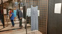 Zapisane izpovedi žrtev spolnega nasilja spremljajo povsem vsakdanja ženska oblačila.