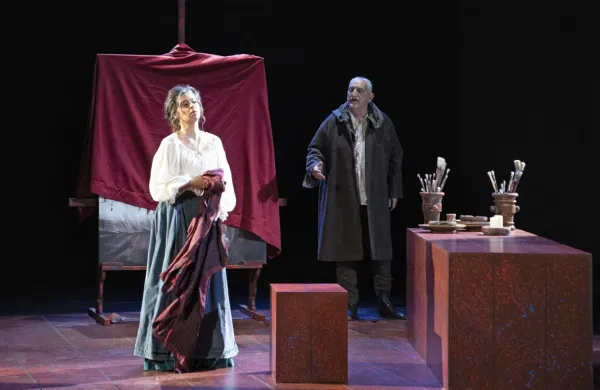 Nikla Petruška Panizon in Vladimir Jurc kot hči Artemisia  in oče  Orazio med mučnim soočenjem