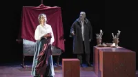 Nikla Petruška Panizon in Vladimir Jurc kot hči Artemisia  in oče  Orazio med mučnim soočenjem