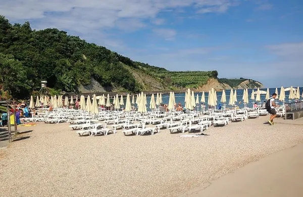 Dva Izolana in Koprčan so na plaži med San Simonom in 
Belvederjem (v ozadju) napadli in pretepli 21-letnega Koprčana. 
Fotografija je iz arhiva.