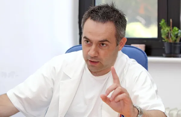 “Spoštovani pacienti, v imenu ekipe ortopedskega oddelka se vam 
opravičujem, da nedopustno dolgo čakate na vaš operativni 
poseg, četudi krivda ni naša!” Tako se je prvi ortoped v regijski 
bolnišnici za severno Primorsko Danijel Bešič Loredan danes javno 
obrnil na čakajoče na redne ortopedske posege v Šempetru.