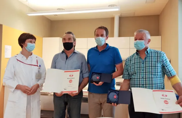 Skoraj  30 ljudem na ožjem Goriškem, ki so kri  darovali že  stokrat, sta se pridružila še Marko 
Podobnik (levo od predsednika OZRK Aleša Markočiča) in Danilo Vončina (desno).