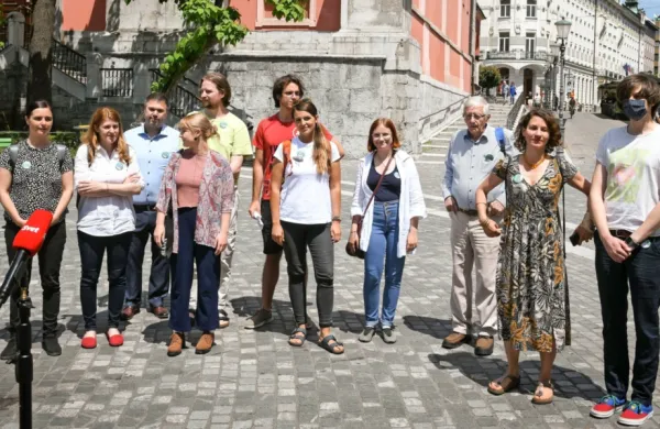 Na  novinarski konferenci so organizacije iz gibanja Za pitno vodo 
znova podčrtale škodljivost zakona o  vodah in pozvale na 
volišča.