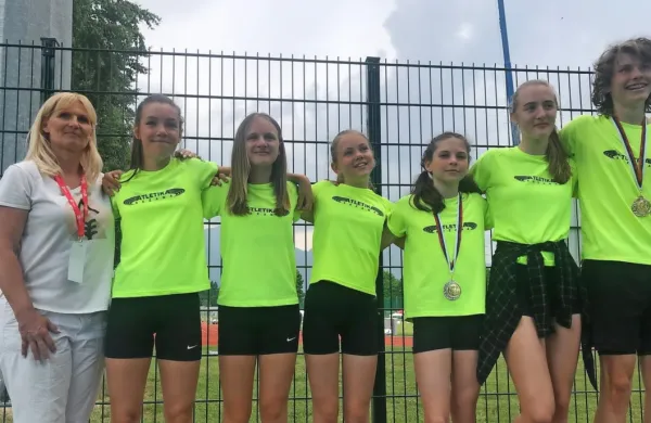 Atleti iz Sežane so bili v Kranju zelo uspešni. Z leve:   trenerka Saša 
Prokofjev, Sara Požar, Naja Mevlja,  Ela Trampuž, Živa Pfeifer,  Hana 
Marušič in Črt Pfeifer.