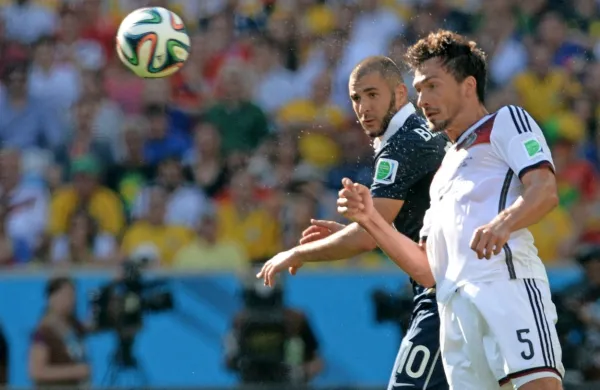 Morda se bosta danes na igrišču srečala tudi reprezentančna 
povratnika, Karim Benzema (v modrem) in Mats Hummels, ki je 
leta 2014 na svetovnem prvenstvu Nemčiji  z edinim zadetkom 
priigral zmago nad Francijo. 