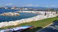 Na dveh mestih na nasipu v Žusterni je dostop v morje varen in 
primeren tudi za otroke, ker so nasuli prodec.