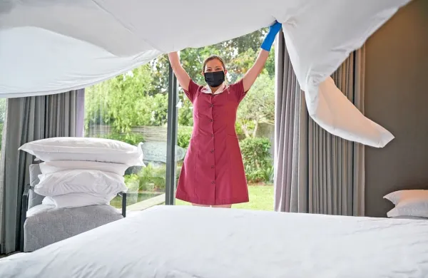Na veliko i&scaron;čejo delavce za delo v hotelih in tunelih