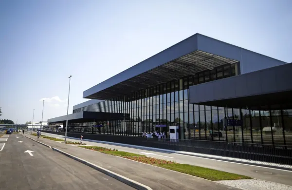 Na Letališču Jožeta Pučnika Ljubljana so danes slavnostno odprli 
nov potniški terminal, ki bo prve potnike sprejel 1. julija.