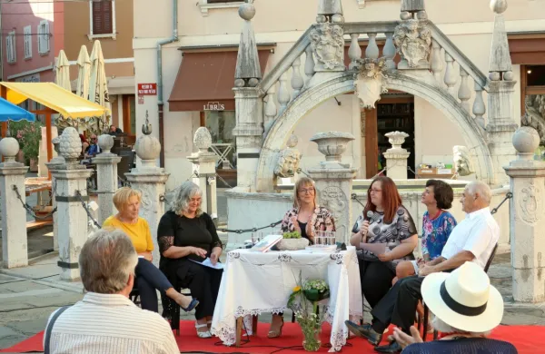 O knjigi so na Mudi spregovorili:  (z leve) Šaredinka Željka Ivančič, 
Pomjanka Zvezdana Viler, avtorica dr. Suzana Todorović, založnica  
Ingrid Celestina, urednica in recenzentka dr. Tjaša Jakop in 
Bertošan  Guido Bertok.