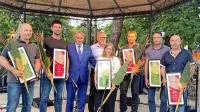 Z leve:  Marko Marancin, Matej Zaro, župan Tolentina Giuseppe 
Pezzanesi, izolski župan Danilo Markočič,  Martina Veršnik, Valter 
Slavec, Zdenko Hrvatin in Dorjano Korenika 

  