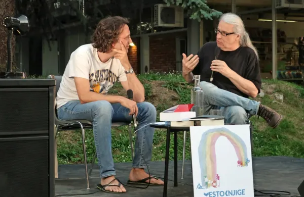 Marcel Štefančič, jr. je v pogovoru z Mirtom Komelom (levo) 
ognjevito predstavil več svojih novejših knjig. V njih pred bralca 
stopijo Ivo Barišič, Louis Adamič, Ivan Cankar ...