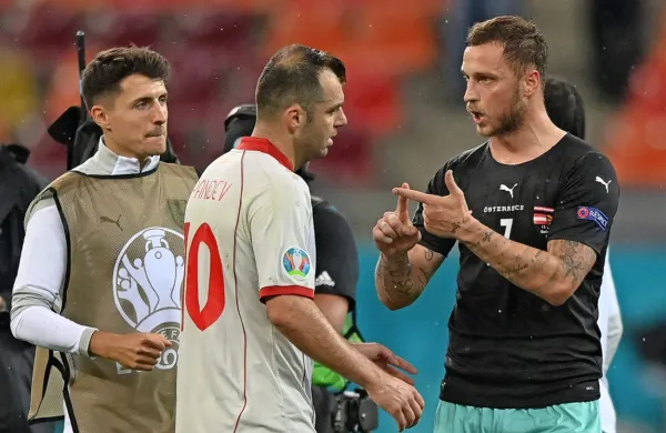 Nekdanja soigralca pri Interju, Goran Pandev (v belem) in Marko Arnautović (desno, v avstrijskem 
dresu), ki bo zaradi kazni izpustil nocojšnjo tekmo z Avstrijo.  