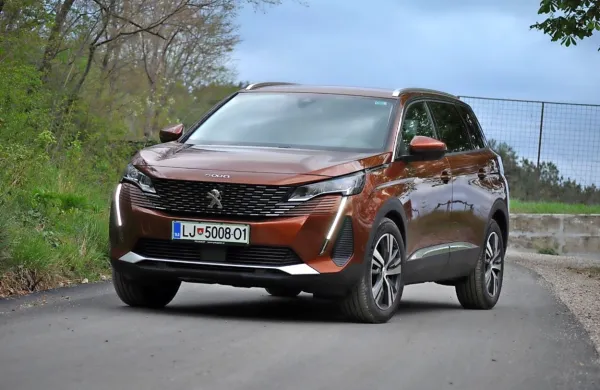 Peugeot 5008 je dober kompromis med prostornostjo in  udobjem, 
funkcionalnostjo potniške kabine, po tehnični plati pa preseneti 
uglajen dizelski pogon, ki mu je pisan na kožo.

