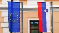 Zakaj &scaron;e vedno ne znamo izobesiti zastave
