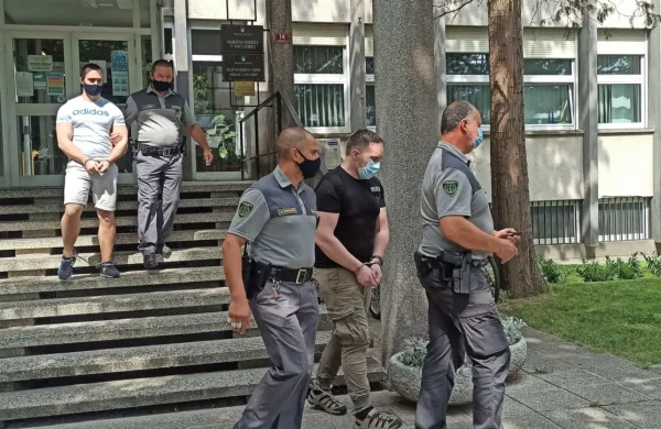 Sojenje v zadevi Ideal se je danes sklenilo z zaključnimi besedami, 
v katerih je tožilstvo za Žana Goršeta Peršoljo in Sandija Kosa 
zaradi septembrskega uboja Valterja Humarja na Idealu predlagalo po 12 let zaporne kazni za vsakega.