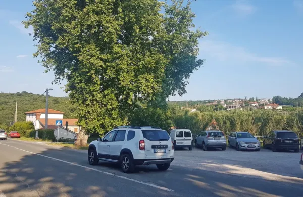 Zdaj se je treba s Plavij vključevati s strmega križišča v obliki črke 
ipsilon, nov priključek pri stari pekarni bo v obliki črke T.

