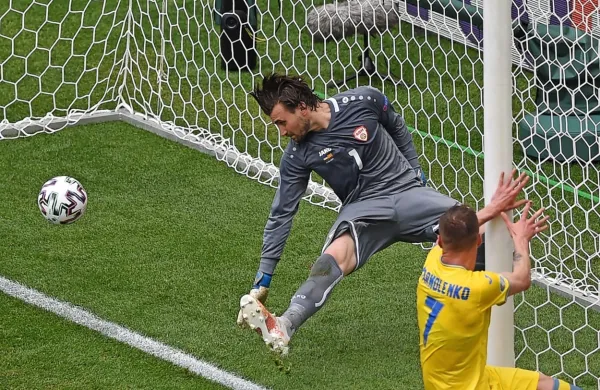 Tako  je včeraj Andrij Jarmolenko  premagal makedonskega vratarja Stoleta Dimitrievskega za vodstvo Ukrajincev z 1:0. 