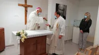Kapelo  je v spremstvu župnika Stanka Fajdige in direktorice 
Jasmine Tomažič blagoslovil koprski škof msgr. Jurij Bizjak.