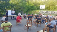 V Gabrovici so krajani izvedeli, da nobena hiša v KS Črni Kal ne sodi 
v območje monitoringa, ker so vsi objekti zunaj 100-metrskega 
vplivnega območja. Foto: Tomaž Primožic/FPA