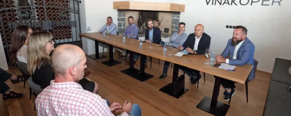 Na pogovoru so sodelovali (z desne): predsednik LAS Istre Andrej Medved, urednik Primorskih novic Sašo Dravinec, 
direktor Vinakopra Borut Fakin, moderator Ožbej Peterle,  Nikola Benvenuti, predsednik združenja Vinistra, in Aleks 
Simčič, vinar iz briške kleti Edi Simčič. 