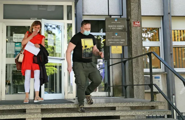 Odvetnica Lidija Košutnik in Sandi Kos sta danes po izrečeni 
oprostilni sodbi zadovoljna zapustila novogoriško sodišče.