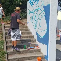 Neugledni zid ob igri&scaron;ču so spremenili v galerijo na prostem