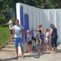 Neugledni zid ob igri&scaron;ču so spremenili v galerijo na prostem