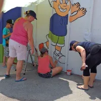 Neugledni zid ob igri&scaron;ču so spremenili v galerijo na prostem