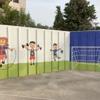Neugledni zid ob igri&scaron;ču so spremenili v galerijo na prostem