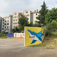 Neugledni zid ob igri&scaron;ču so spremenili v galerijo na prostem