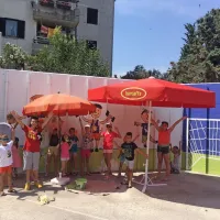 Neugledni zid ob igri&scaron;ču so spremenili v galerijo na prostem
