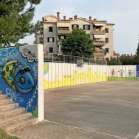 Neugledni zid ob igri&scaron;ču so spremenili v galerijo na prostem