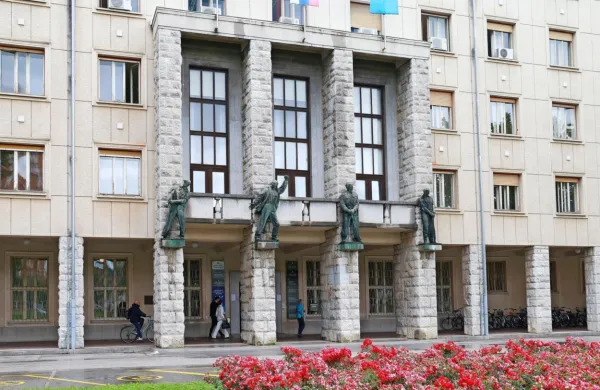 Poleg Upravne enote, Centra za socialno delo in Finančne uprave 
RS je od danes dalje mogoče vlogo za pridobitev mobilne 
identitete oddati tudi v sprejemni pisarni novogoriške mestne 
občine.