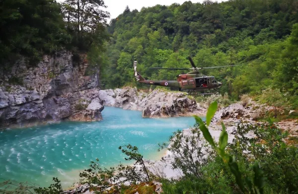Poškodovanko  so s  helikopterjem  prepeljali na zdravljenje v 
ljubljanski klinični center.