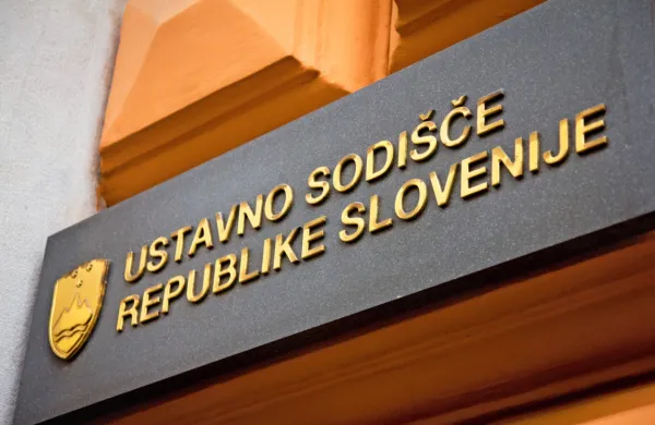 Ustavno sodišče je sprejelo stališče, da zavrnitev dovoljenja za 
prebivanje v državi, v kateri živijo ožji sorodniki, lahko pomeni 
poseg v pravico do družinskega življenja.