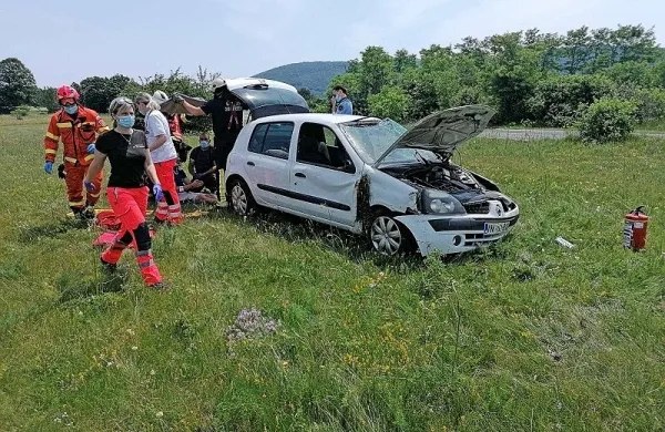 Umikal se mu je in zapeljal s ceste