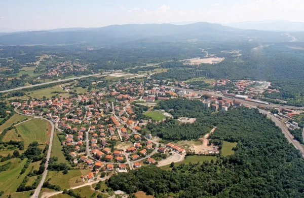 Občina Divača  pripravlja   strokovne podlage za določitev okvirnih 
območij za dolgoročni razvoj naselij in ureditvenih območij 
naselij.