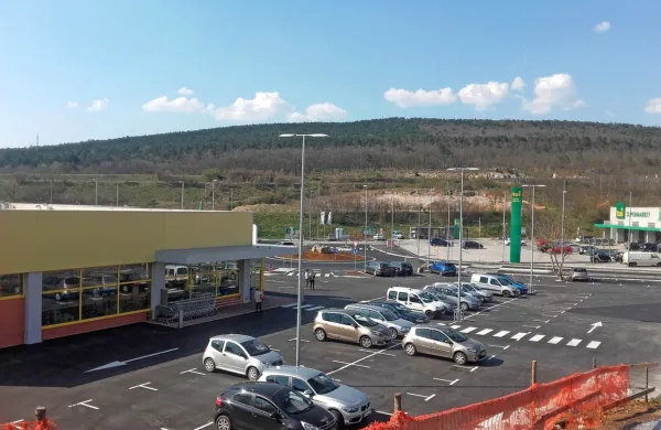Družba Eurospin eko, ki ima na Kozini trgovino Eurospin, bi rada to 
trgovino nekoliko povečala.